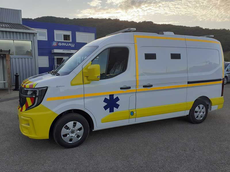 Nouveau-Master-First-Gruau-Ambulances