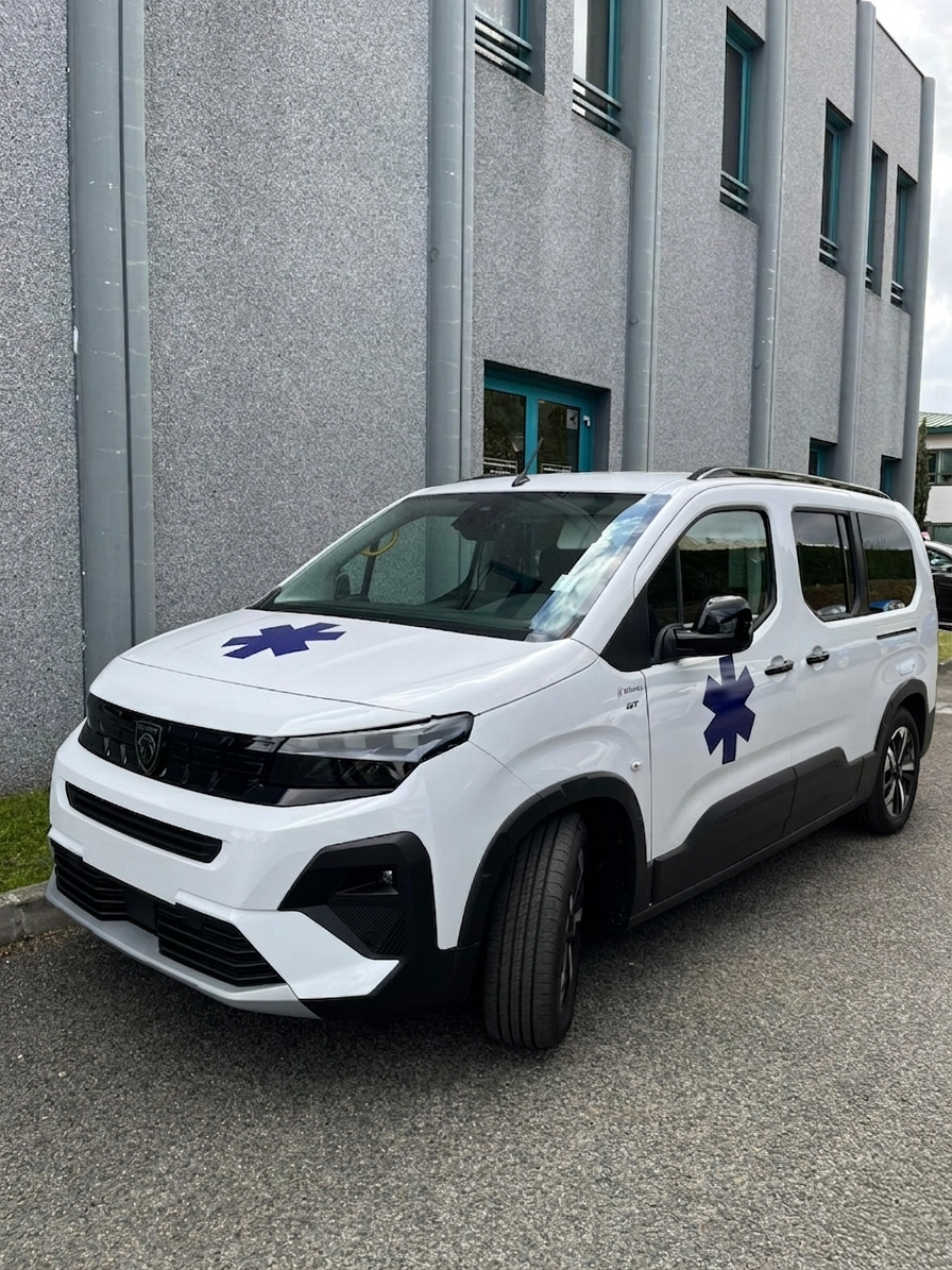 Nouveau véhicule TPMR aménage par Gruau ambulances sur Peugeot Rifter 5 places Blanc. 