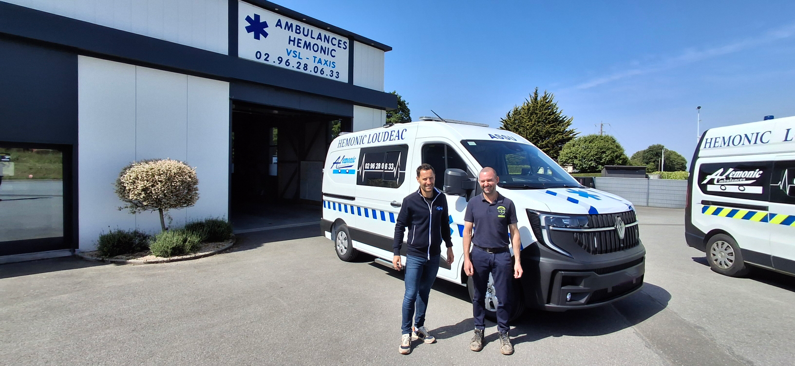 Ambulances Renault Master devant les locaux des ambulances Hemonic