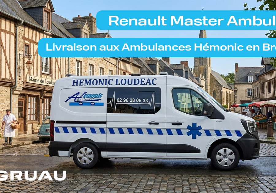 Ambulances Renault Master devant un place dans le village de Loudéac
