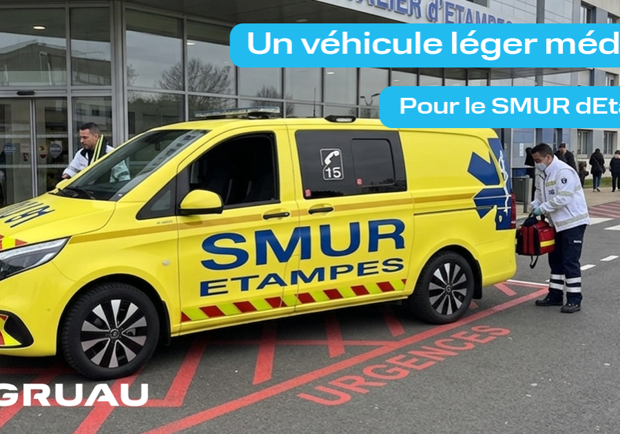 Véhicule léger médicalisé (VLM) jaune du SMUR d'Étampes stationné devant l'entrée des urgences du Centre Hospitalier, avec un soignant déchargeant du matériel médical.